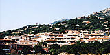 Mestece Porto Cervo na severovzhodu Sardinije, ki mestoma spominja na Disneyland.