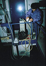 Merjenje temperature, pH in specifične električne prevodnosti z ustreznimi sondami in datalogerjem v izviru Hublja (Foto: Arhiv IZRK ZRC SAZU).