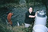 Postavitev avtomatskega zajemalnika vzorcev pri vodarni Vreme za vzorčenje Reke v poplavnih valovih maja 1999 in marca 2000 (Foto: J. Kogovšek).