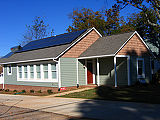 Energijsko uravnotežena hiša (zero energy house) ne potrebuje dodatnih virov energije. Izkoriščanje sončne energije ima pri tem pomembno vlogo. (Foto: skrobotic)