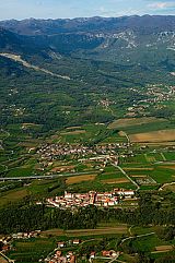 Med najbolj gosto poseljenimi pokrajinami na obravnavanem območju je Vipavska dolina. Na gričku v spodnjem delu fotografije stoji utrjeno naselje Vipavski Križ. Foto: M. Lenarčič.