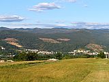 Goloseki na pobočjih severovzhodno nad Ilirsko Bistrico so nastali ob vnovičnem urejanju pašnikov na z gozdom poraslih zemljiščih, ki se v katastru še vedno vodijo kot pašniki. Za ta namen je bilo v letih 2001–2006 mogoče pridobiti kmetijske subvencije. Foto: G. Kovačič.