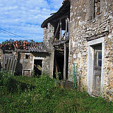 Zaradi odseljevanja so propadle številne domačije, še preden so jih odkupili novodobni priseljenci iz Slovenije in tujine. Foto: M. Pavšek.