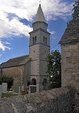 Pokopališka cerkev sv. Križa v naselju Križ severno od Sežane. Foto: M. Topole.
