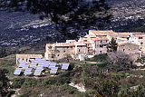 Sončni moduli ob vasi Llaberia v Španiji. Sončna energija je lahko rešitev za odročne vasi.
(Foto: EU)
