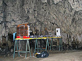 Jame so odličen naravni laboratorij (poskus v Speleobiološki postaji v Postojnski jami).
 (Foto: Janez Mulec)