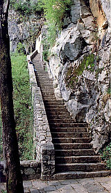 Slika 3: Vhod v Landarsko jamo (Sv. Ivan v Čele) je v težko dostopni skalni steni.