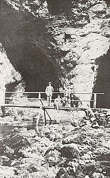 Slika 15: Obiskovalci pred vhodom v Zelške jame.