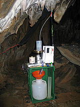 Slika 6: Merjenje pretoka prenikle vode v Kristalnem rovu v Postojnski jami. (Foto: Janja Kogovšek)